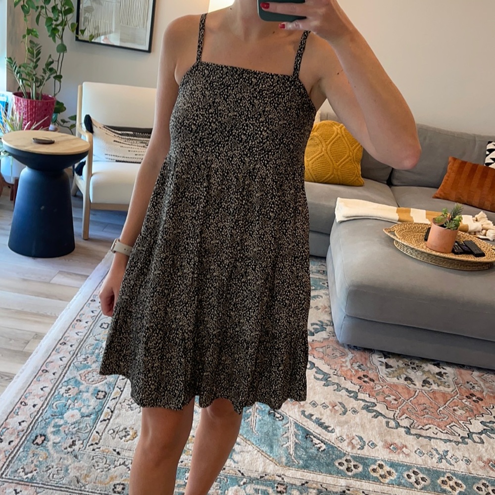 Never worn dress. Has pockets !